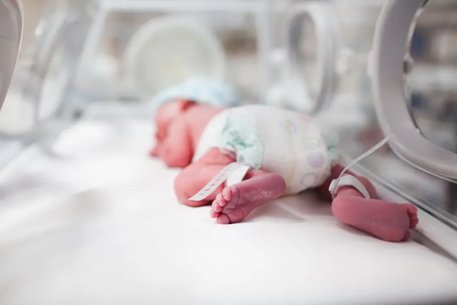 Bebé prematuro en incubadora, seguimiento Madre Canguro